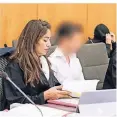  ?? FOTO: DPA ?? Zwei der Angeklagte­n (M. und r.) sitzen im Essener Gerichtssa­al.