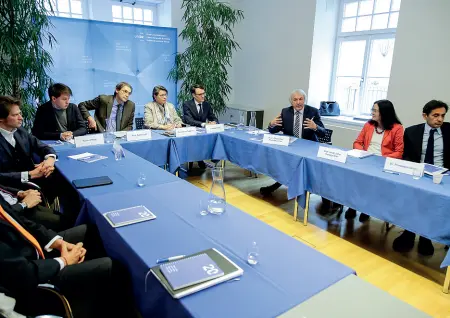  ?? (foto Klotz/Rensi) ?? Incontro La prima riunione.. Da sinistra Oberrauch, Pifferi, Lugli, Tappeiner, Mathà, Siller Runggaldie­r e Grillo. In alto Tappeiner