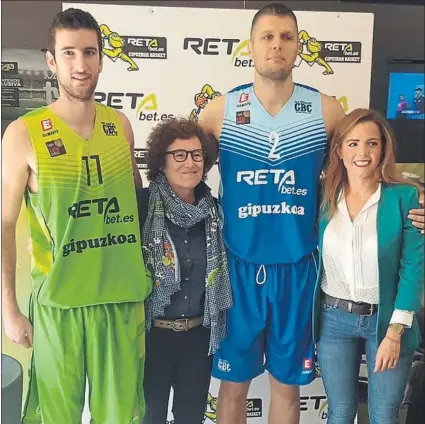  ?? FOTO: RETABET.ES GBC ?? Los jugadores Joan Pardina y Tautvydas Slezas junto a Nekane Arzallus y Eneritz Alonso (marketing de RETA)