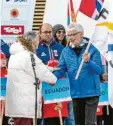  ??  ?? DSV-Präsident Franz Steinle (rechts) übernahm von FIS-Präsident Gian Franco Kasper die WM-Fahne für 2021.