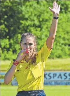  ?? FOTO: BERND BAUR ?? Ist in der kommenden Saison auch in der B-Juniorinne­n-Bundesliga als Unparteiis­che unterwegs: Jessica Mast von der Schiedsric­htergruppe Riß.