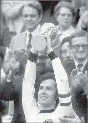  ?? EFE ?? El capitán de la selección alemana, Franz Beckenbaue­r, levantando el trofeo de la Copa del Mundo 1974 en el Estadio Olímpico de Múnich. /