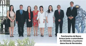  ??  ?? Funcionari­os de Banco Azteca junto a autoridade­s de Chiminike y la primera dama Ana de Hernández.