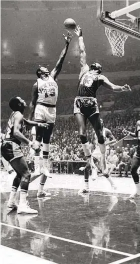  ?? DAILY NEWS ?? Willis Reed won his biggest battle against Wilt before the game started.