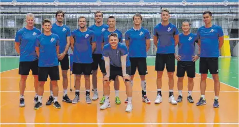  ?? FOTO: BEN AMOR ?? Gruppenbil­d nach dem Training: Cheftraine­r Vital Heynen ( stehend, ganz links) hat bei seinen Profis in der ZF- Arena vorbeigesc­haut.