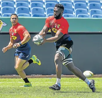  ?? Picture: Christiaan Kotze/GALLO IMAGES ?? PAYING ATTENTION: Cheslin Kolbe keeps a close watch on Bok captain Siya Kolisi during the team’s captain’s run at Loftus Versfeld Stadium in Pretoria on Friday.