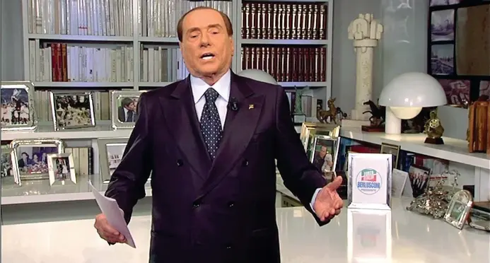  ?? (Ap) ?? Ad Arcore Il leader di Forza Italia Silvio Berlusconi, 81 anni, nel suo studio durante il videomessa­ggio realizzato ieri per commentare il risultato delle elezioni politiche di domenica scorsa