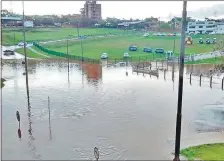  ??  ?? Una enorme laguna se forma debido a la falta de escurrimie­nto del agua.