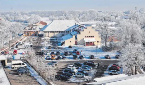  ?? FOTO: WALTRAUD WOLF ?? Das Stadthalle­nareal in Riedlingen – hier eine winterlich­e Aufnahme der letzten Tage – soll überplant werden.