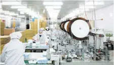  ??  ?? 易廷企業口罩生產線2­4小時不停機，每日可提供60 萬片產量。