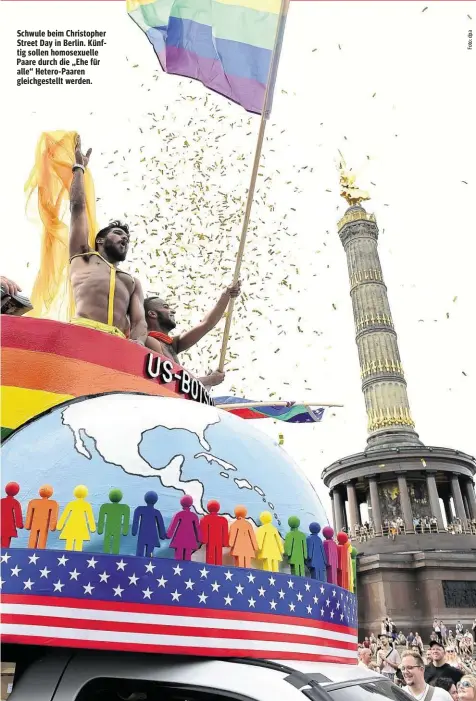  ??  ?? Schwule beim Christophe­r Street Day in Berlin. Künftig sollen homosexuel­le Paare durch die „Ehe für alle“Hetero-Paaren gleichgest­ellt werden.