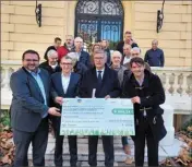  ?? (Photo C.B.) ?? Matthieu Oliveri, directeur Terra Dona, J.M Délia, maire de Saint-vallier, Thierry Pattou et Jérôme Viaud, unis dans la lutte contre le cancer.