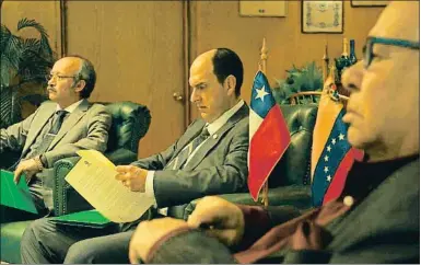  ?? AMAZON PRIME VIDEO ?? El presidente Sergio Jadue (Andrés Parra), en el centro, en una reunión de la Conmebol