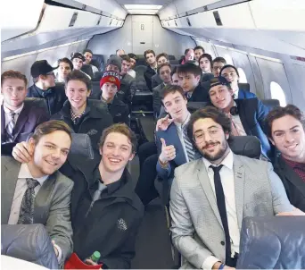  ??  ?? Les joueurs des Wildcats de Moncton, de fort bonne humeur, ont pris l’avion pour se rendre à Rimouski, lundi. - Gracieuset­é