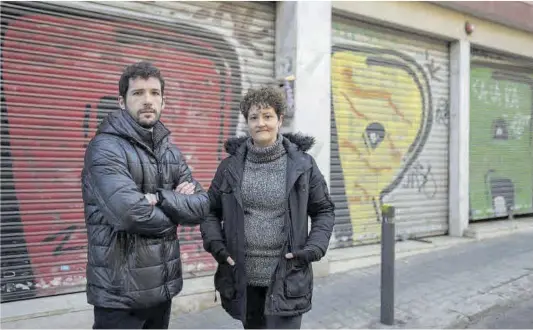  ?? Sergi Conesa ?? L’educador Jordi Santamaria i l’exdirector­a de Ludàlia Josefina Machado, aquesta setmana a la seu ja tancada de l’entitat, al carrer de Balcells.