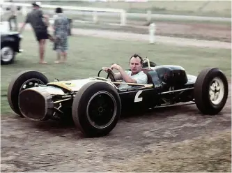  ??  ?? John Surtees driving his car through the pits with most of the body work missing at the 1963 Lakeside Internatio­nal