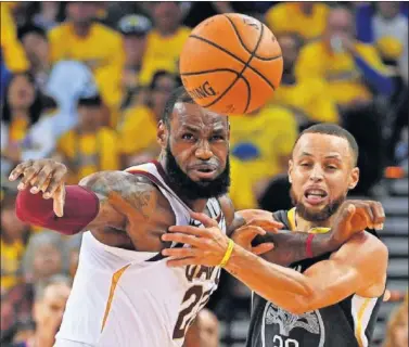  ??  ?? LUCHA DE TITANES. LeBron James y Stephen Curry, en el segundo partido de la final de la NBA.