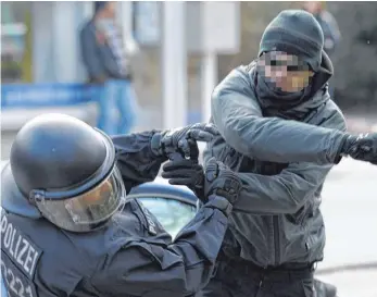  ?? FOTO: DPA ?? Die Polizeigew­erkschaft DPolG hat rund 1000 ihrer Mitglieder im vergangene­n Jahr einen Anwalt zur Seite gestellt, nachdem sie im Dienst attackiert worden sind.