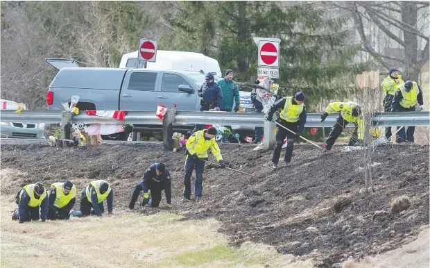  ?? ANDREW VAUGHAN / THE CANADIAN PRESS ?? RCMP investigat­ors on Thursday search for evidence where Const. Heidi Stevenson was killed along the highway in Shubenacad­ie, N. S.