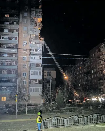  ?? ?? Un edificio bombardead­o por Rusia, ayer en la ciudad ucrania de Járkov.