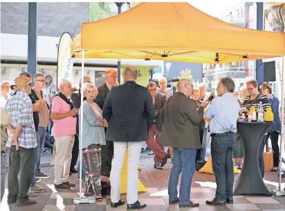  ?? RP-FOTOS (3):
ACHIM BLAZY ?? Bis zu 60 Gäste besuchten gestern Vormittag die Mobile Redaktion der RP unter dem „Waschbrett“am Jubiläumsp­latz.