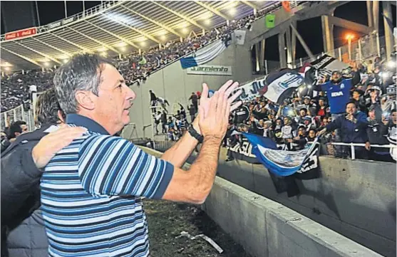  ?? (LA VOZ) ?? Mutuo afecto. Es el que une a Kudelka con la hinchada matadora, que hoy podría asistir a su despedida en Córdoba como DT albiazul.