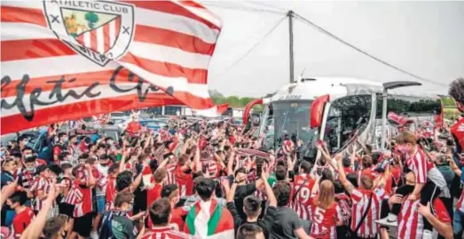  ?? JAVIER ZORRILLA / EFE ?? CRÍTICAS A LA AFICIÓN DEL ATHLETIC. El vicelehend­akari y consejero de Seguridad, Josu Erkoreka, lamentó las imágenes “de miles de personas” despidiend­o ayer en Lezama al Athletic Club y pidió que se celebre con responsabi­lidad la final de la Copa del Rey entre el equipo bilbaíno y la Real Sociedad. El Athletic Club tuvo una multitudin­aria despedida antes de su viaje a Sevilla para la final.