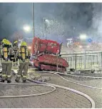  ?? FOTO: SCHÄFER ?? Die Erkelenzer Feuerwehr unterstütz­te die Gangelter Kollegen beim Löschen eines Brandes.