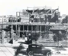  ??  ?? PRIMERA FUNCIÓN teatral, el 8 de junio de 1931 y vista de la construcci­ón, proyectada por el arquitecto Gattamorta.