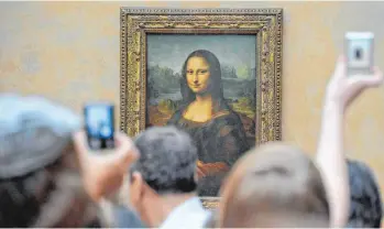  ?? FOTO: DPA ?? Das berühmtest­e Bild im Pariser Louvre ist stets umlagert: die Mona Lisa.