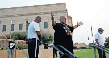  ?? [SARAH PHIPPS/ THE OKLAHOMAN] ?? The Rev. Jeff Mitchell, left, bows his head as the Rev. Teron Gaddis leads a prayer outside the Oklahoma Judicial Center, 2100 N. Lincoln, during a prayer rally for Oklahoma County District Judge Kendra Coleman on Thursday in Oklahoma City.