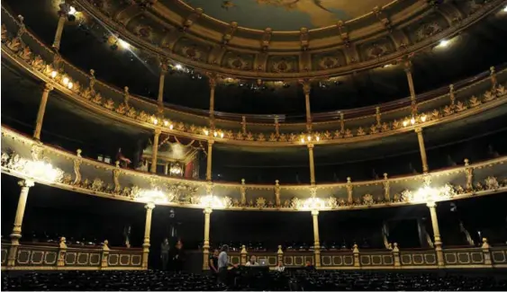  ?? MELISSA FERNÁNDEZ ?? Los legislador­es que insisten en aprobar solo un tercio del empréstito sostienen que con esos fondos se podría dotar al Teatro Nacional de un sistema contra incendios, así como cambiarle la instalació­n eléctrica.