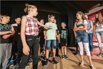  ?? RP-FOTO: JÜRGEN LAASER ?? Zum Abschluss der Ferienspie­le führten die Kinder im Ratheimer „Nest“das Theaterstü­ck „Viktor wird ausgeschlo­ssen... oder: Liebe ist stärker als alles!“auf.