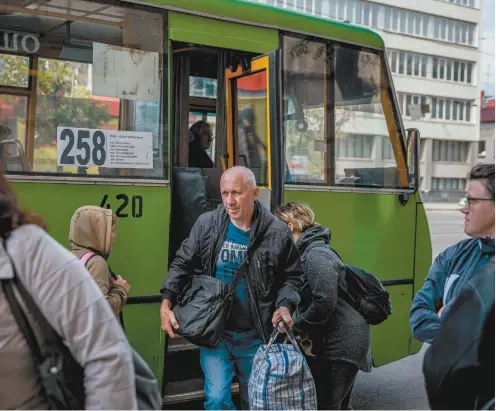  ?? DIMITAR DILKOFF AGENCE FRANCE-PRESSE ?? Le service public d’autobus de Kharkiv a repris du service lundi, pour la première fois depuis le début de l’invasion russe, lancée en février.