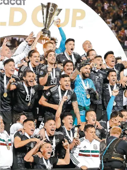  ??  ?? Los jugadores de la selección mexicana levantan la Copa Oro.