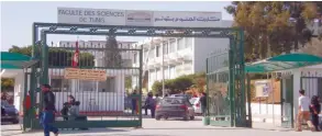  ??  ?? En sit-in depuis la semaine dernière à la faculté des Sciences de Tunis, les étudiants revendique­nt la remise de leurs diplômes