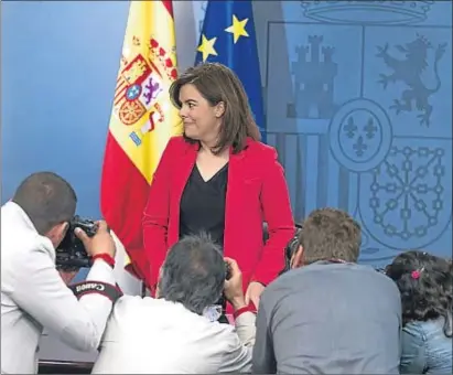  ?? DANI DUCH ?? Soraya Sáenz de Santamaría, rodeada de periodista­s tras el Consejo de Ministros de ayer