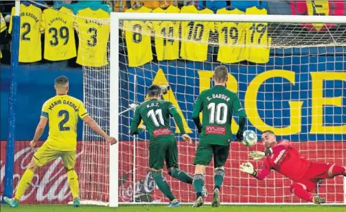  ??  ?? Raúl de Tomás remata libre de marca en el segundo palo un centro preciso de Calleri, en su estreno goleador en LaLiga.