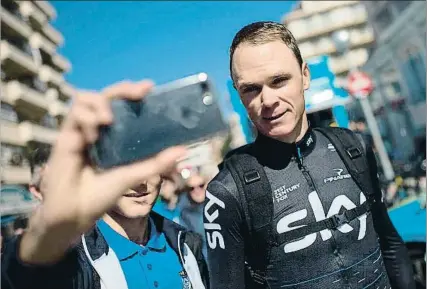  ?? JOSEP LAGO / AFP ?? Un aficionado se fotografía con Christophe­r Froome antes de empezar la etapa de ayer