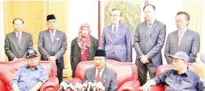  ??  ?? MUSA (tengah) bersama menteri Kabinet lain ketika sidang media itu.