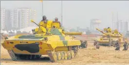  ?? DEEPAK GUPTA/HT PHOTO ?? Army personnel along with tanks taking part in rehearsals for the upcoming Defence Expo 2020, in
Lucknow on Tuesday.