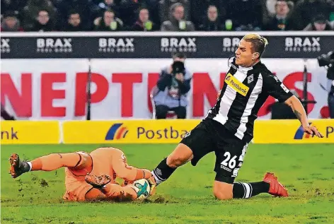  ?? FOTO: AP ?? Dortmunds Schweizer Torhüter Roman Bürki bleibt erneut Sieger – diesmal gegen Gladbachs Stürmer Raúl Bobadilla.