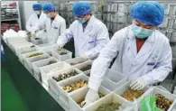 ?? LI JIANAN / XINHUA ?? Pharmacist­s prepare traditiona­l Chinese medicine for COVID-19 treatment in Yuzhou, Henan province, on Thursday.
