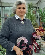  ??  ?? Giardinier­a-filosofa Nella foto qui sopra Chiara Saccavini. Sopra fiori dell’’Orto fiorito dove Chiara lavora a Martignacc­io