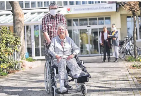  ?? FOTO: STEPHAN KÖHLEN ?? Betreuungs­assistent Frank Wawrzyn trägt wie alle Mitarbeite­r im städtische­n Seniorenze­ntrum Erikaweg Mundschutz, um Bewohner wie Margret Faust-Pflips (vorne im Bild) zu schützen.