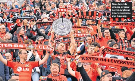  ?? ?? Kibice Bayeru Leverkusen już przed meczem świętowali historyczn­e mistrzostw­o Bundesligi.