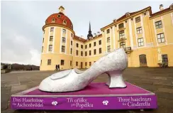  ?? Foto: dpa/Kahnert ?? Unübersehb­ar: ein Aschenbröd­el-Schuh vor dem Schloss Moritzburg