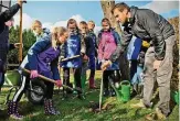  ?? FOTO: DANIEL VOLKMANN ?? Angeleitet durch Tobias Söllner (rechts), pflanzten die Schüler eine Naschhecke.