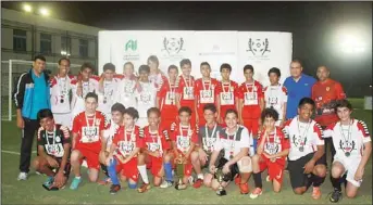  ??  ?? The students from Emirates Internatio­nal Schools and the Junior Football Academy of the Egyptian Club in Dubai in a
Group shot.