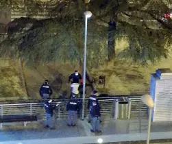  ??  ?? La polizia alla fermata della tramvia. In alto i pusher nella zona del Maggio